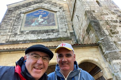Antonio Cobo, párroco de Cuevas del Almanzora, y Baltasar Valero Portillo, Hermano Mayor de la Hermandad de María, durnate su viaje a Jerusalén.
