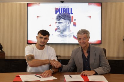 Pubil estrecha la mano de Gil Marín tras firmar con el Atlético.