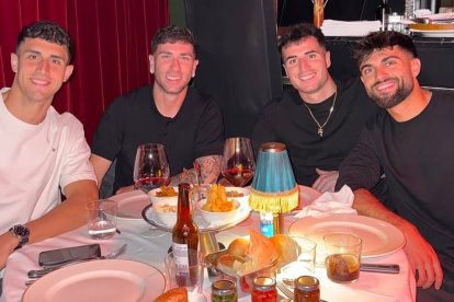 Los cuatro futbolistas del Almería compartiendo mesa y mantel.