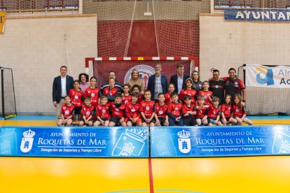 El Club Balonmano Roquetas presenta sus equipos para la temporada 2025-2026 en el Pabellón Máximo Cuervo.