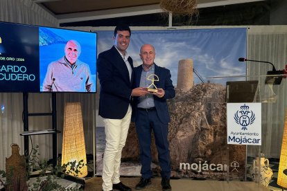 Entrega del Indalo de Oro por parte del alcalde de Mojácar, Francisco García.