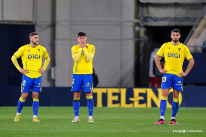 Los jugadores bloqueados y el banquillo sin respuestas.