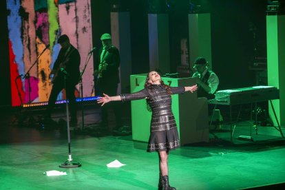 Dando todo en el escenario.