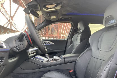 Impresionantes asientos con el logo XM iluminado