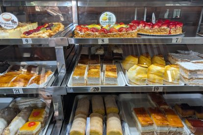 El expositor de la pastelería Curz y García habla por sí solo.
