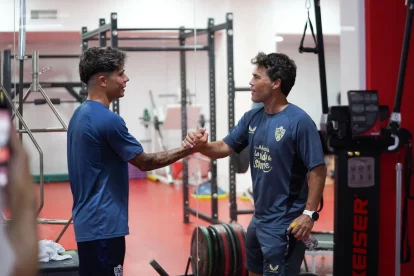 Melamed saludando a Rubi nada más aterrizar en el Almería.