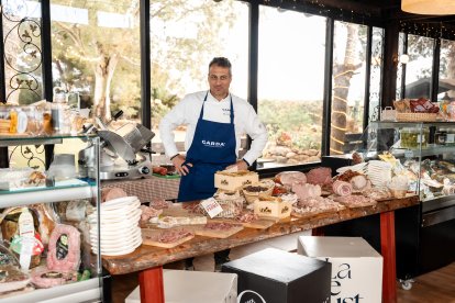 Mesa de degustación con una selección de productos italianos ofrecidos durante el evento.