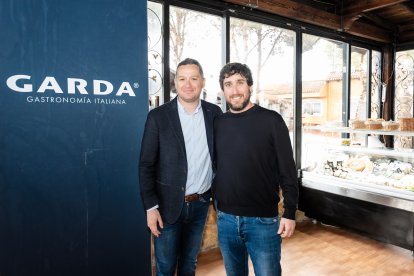 Óscar, CEO de Garda, y Luca Galloni, director comercial, durante su visita a Almería con motivo de la apertura de la nueva delegación.