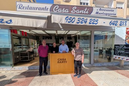 Casa Santi tiene una localización privilegiada frente al Club Náutico de Roquetas de Mar.