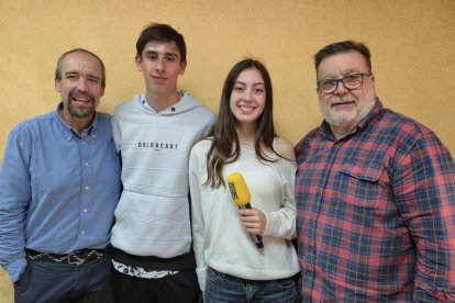 En la SER con Alfredo Casas, el profesor del IES Azcona Gabriel Jiménez y los alumnos Ana Guillén y Alejandro Almodóvar, participantes del Programa EPAS.