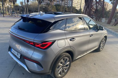 Una longitud de 4,45 metros, maletero de 490 litros y cofre delantero de 101 litros