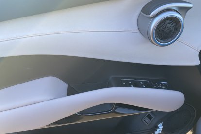 Tiradores exclusivos, y detalles como los paneles de puerta en forma de cuerda de guitarra