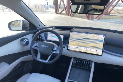 Salpicadero presidido por una gran pantalla táctil con múltiples funciones, además de doble cargador de móvil