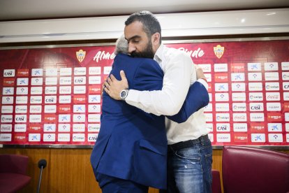 La entrega de las llaves del Almería de Alfonso García a Mohamed El Assy.