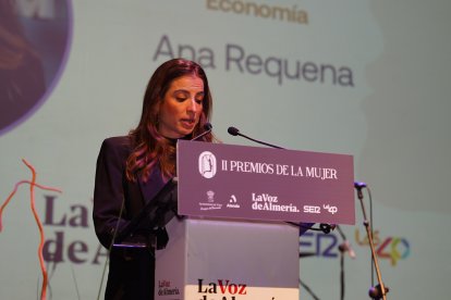 Marta Molina recogió el premio e nombre de Ana Requena.