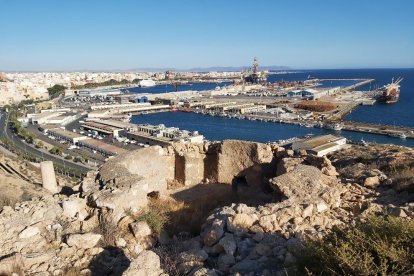 Emplazamiento artillero de la Batería Camino Viejo de Almería que domina el Puerto.