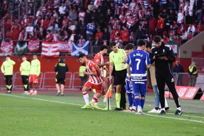 Álex Sola recibiendo instrucciones en la banda en el partido de Almería.