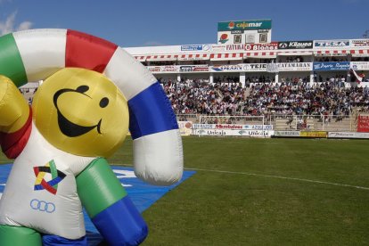 Indalete, la mascota de los Juegos Mediterráneos de 2005, en el Municipal Juan Rojas un año antes de despedirse del fútbol.