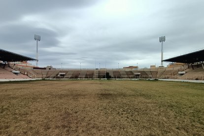 El 'Juan Rojas' poco antes de que derribaran el fondo sur y la tribuna.