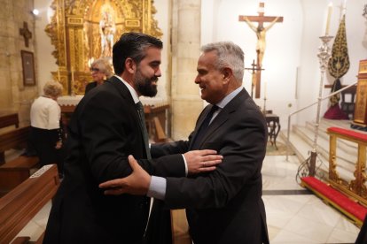 Álvaro Hernández saluda a Cristóbal Cervantes, pregonero de la Semana Santa de Almería en 1996 y quien también exaltó la Soledad.