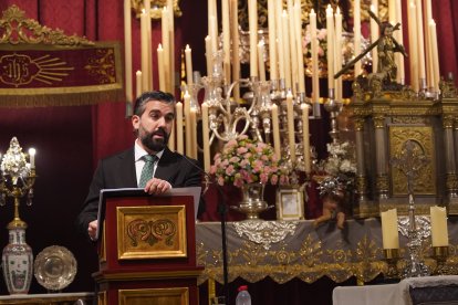 Un detalle de la emotiva exaltación a la Soledad a cargo de Álvaro Hernández Castillo, periodista de LA VOZ y SER Almería.