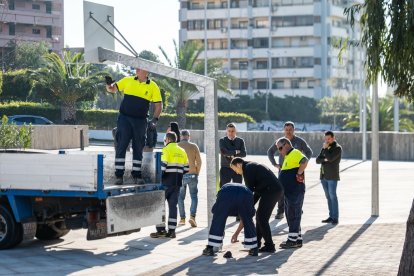 Instalación de las nuevas canastas en la rambla de San Antonio.