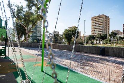 Instalación de las nuevas canastas en la rambla de San Antonio.