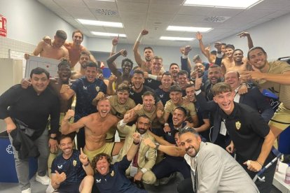 En el vestuario como en el campo la sobra de Ely es alargada.