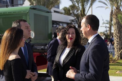 Autoridades esperando la llegada del presidente de la Junta de Andalucía
