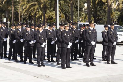Policías portuarios esperando la llegada del presidente de la Junta de Andalucía