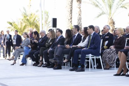 Autoridades entre el público del acto de inauguración