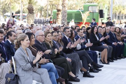 Autoridades entre el público del acto de inauguración
