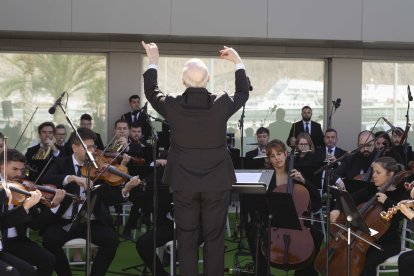 OCAL durante la interpretación de los himnos de Almería, Andalucía y España
