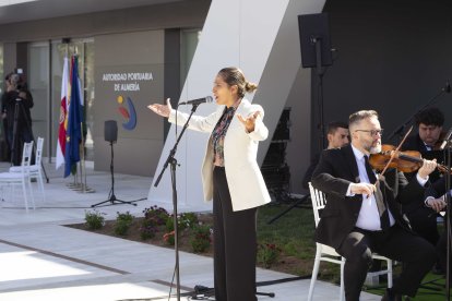 OCAL durante la interpretación del himno de Almería junto a Ángeles Fernández