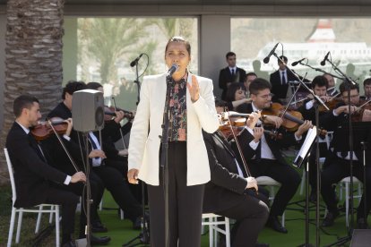 OCAL durante la interpretación del himno de Almería junto a Ángeles Fernández