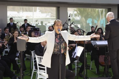 OCAL durante la interpretación del himno de Almería junto a Ángeles Fernández