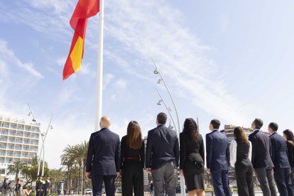 Autoridades durante la interpretación del himno nacional