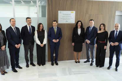 Descubrimiento de la placa conmemorativa del acto de inauguración por el presidente de la Junta, Juanma Moreno