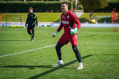 Andrés Fernández tiene 39 años; el 'abuelo' del Almería.