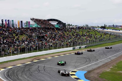 Gran numero de aficionados se dieron cita en el viejo circuito del Jarama
