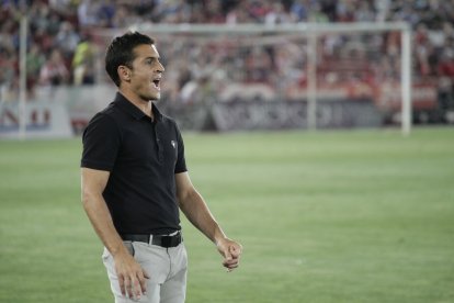 Una persona activa en la banda transmitiendo a los futbolistas.