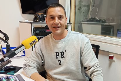 Francisco en los estudios de la Cadena SER Almería durante el 'Pegados a la cal'.