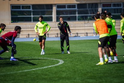 El técnico rojiblanco dando instrucciones en el campo Anexo del Estadio de los Juegos Mediterráneos.