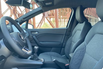 Asientos delanteros calefactables y carga inalámbrica de teléfonos