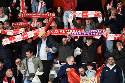 Los aficionados están locos de contentos viendo competir a su equipo.