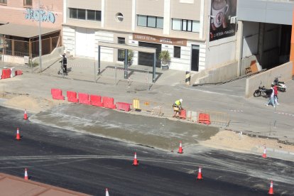 Otro nuevo acceso cementado para las maniobras de lo camiones que descargan en Lidl.