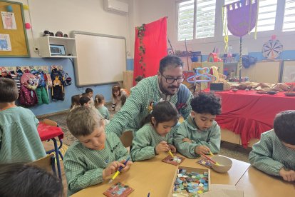 'El Maestro Alberto' junto a sus alumnos en clase.