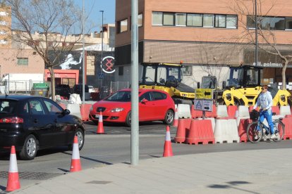 Señalización de desvío para el tráfico en sentido descendente, con ramal abierto para el Lidl.