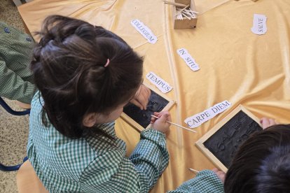 Los alumnos de 'El Maestro Alberto' trabajando en clase.