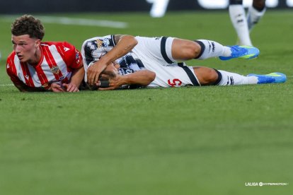 Dzodic en una jugada del Castellón-Almería.